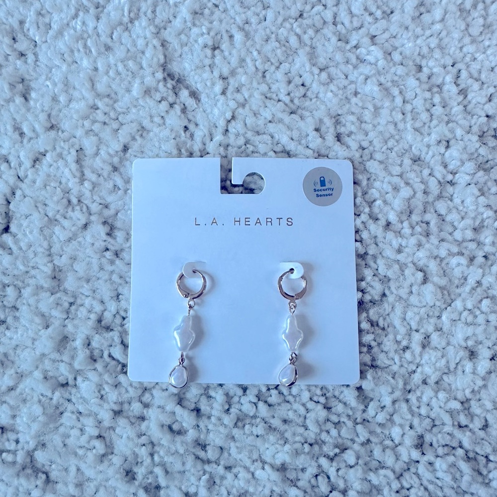 LA HEARTS EARRING